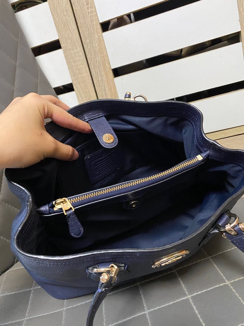 Preloved Original Coach Small Kitt Handbag (Category: Luxury Bags & Wallets) located in San Carlos. Submitted by pocketstyle (Listing ID 1247637763, Image 3). Description: Preloved Original Coach Small Kitt Handbag Condition: 9/10 Flaw: minimal scratches at the back (check last photo) No major flaws 100% Original or 10x money back!! 😌.