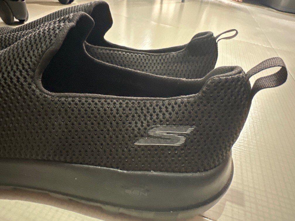 Skechers goga sales max wide fit