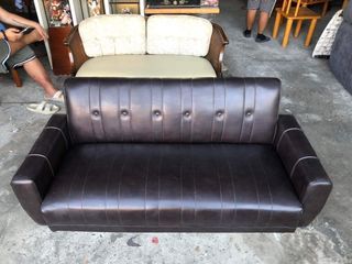 Vintage leather sofa  59L x 28W x 14H seat height inches Sandalan height 26 inches In good condition Code akc 727