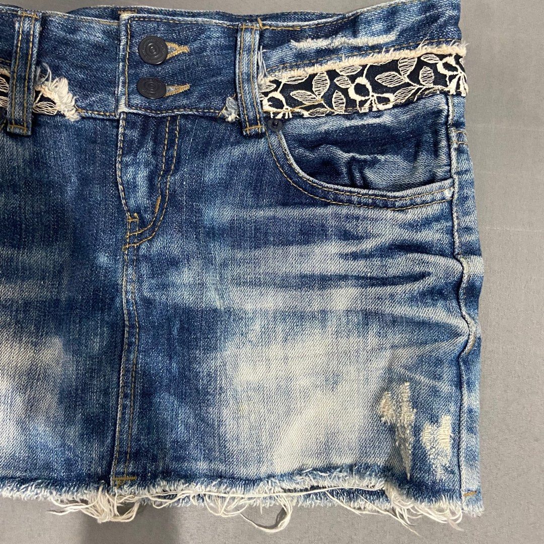 Y2k micro skirt (Category: Skirts) located in Olongapo. Submitted by magicrattt (Listing ID 1247659772, Image 3). Description: Bought this here in carousell but was too big :(( ✨details are very pretty and hq ✨ Waist would best fit 28-30in .