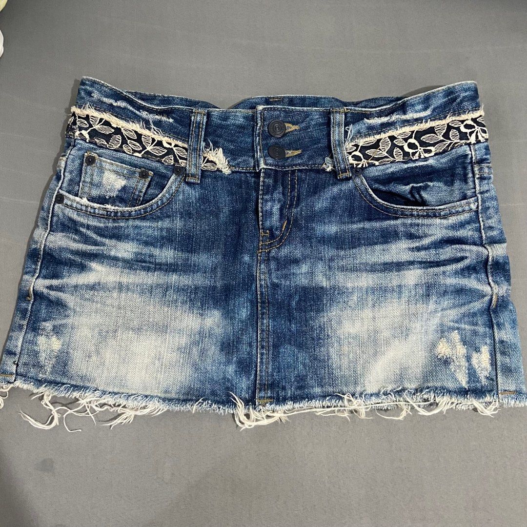 Y2k micro skirt (Category: Skirts) located in Olongapo. Submitted by magicrattt (Listing ID 1247659772, Image 1). Description: Bought this here in carousell but was too big :(( ✨details are very pretty and hq ✨ Waist would best fit 28-30in .
