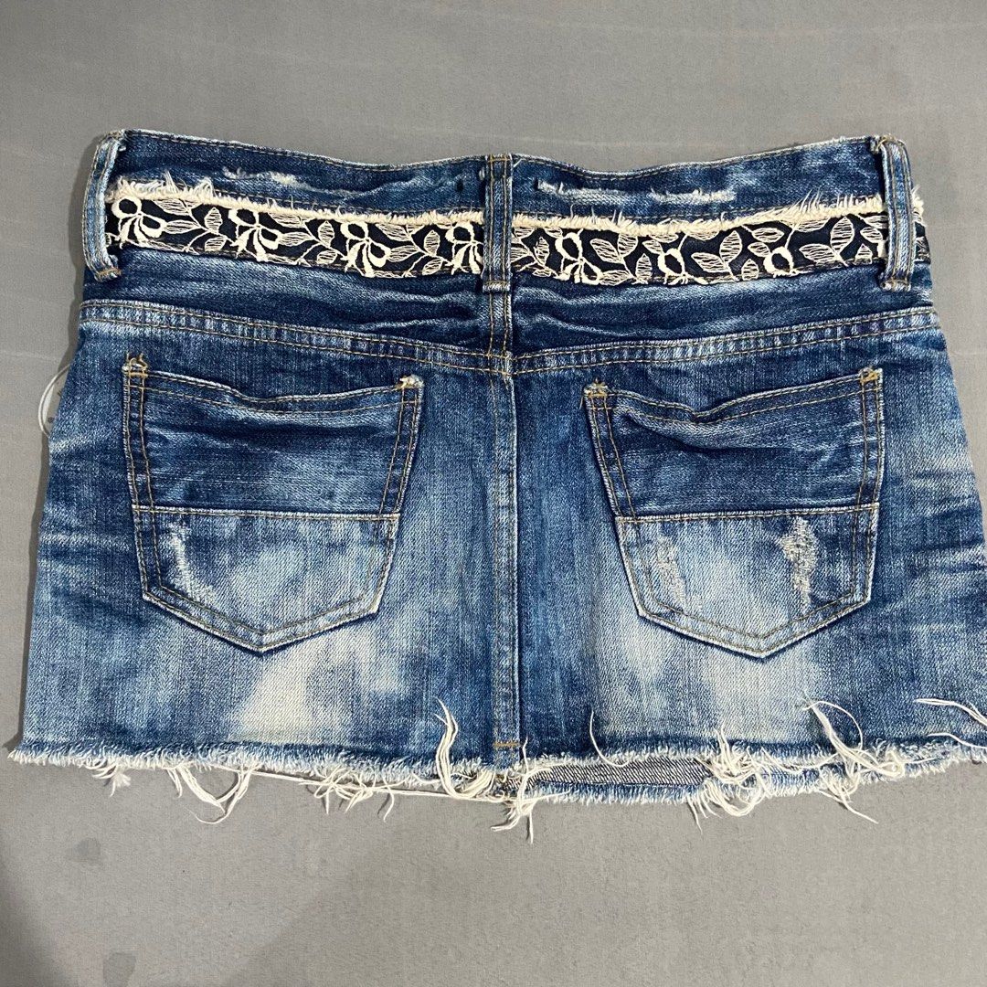 Y2k micro skirt (Category: Skirts) located in Olongapo. Submitted by magicrattt (Listing ID 1247659772, Image 2). Description: Bought this here in carousell but was too big :(( ✨details are very pretty and hq ✨ Waist would best fit 28-30in .