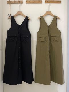 差八歲  0482-滑面布料V領立體口袋壓釦洋裝-綠 歐波同款