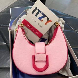 (Category: ) located in . Submitted by shopper.gallery (Listing ID 1247851653, Image 1). Description: .