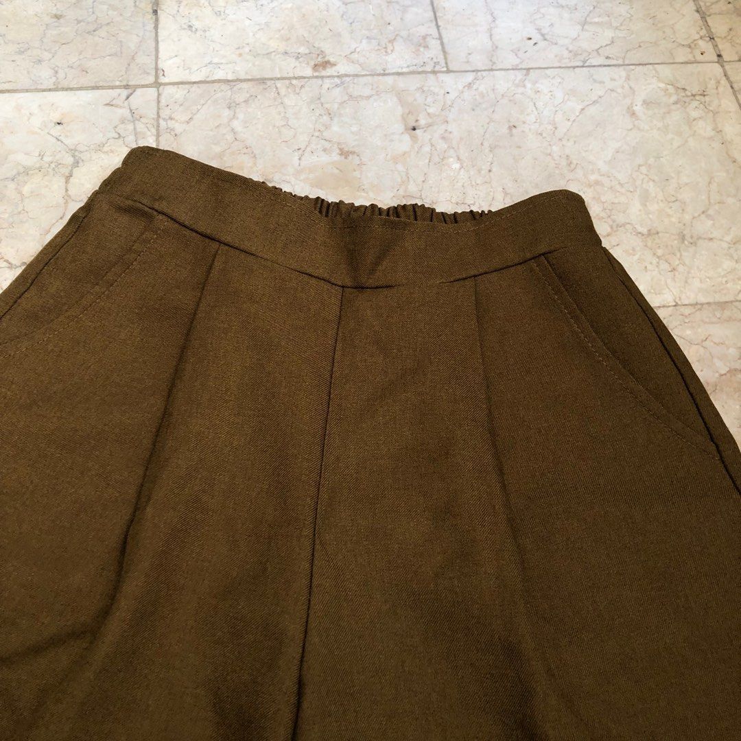brown cropped cullotes (Category: Other Bottoms) located in Taguig. Submitted by unfeigned (Listing ID 1247855117, Image 2). Description: price is firm^^ size: 22-24 garterized back has minimal flaws (nisnis).