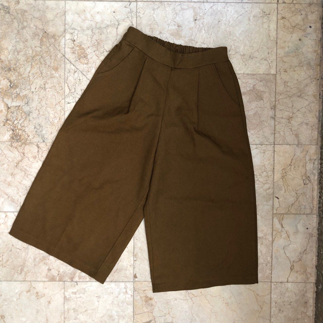 brown cropped cullotes (Category: Other Bottoms) located in Taguig. Submitted by unfeigned (Listing ID 1247855117, Image 1). Description: price is firm^^ size: 22-24 garterized back has minimal flaws (nisnis).