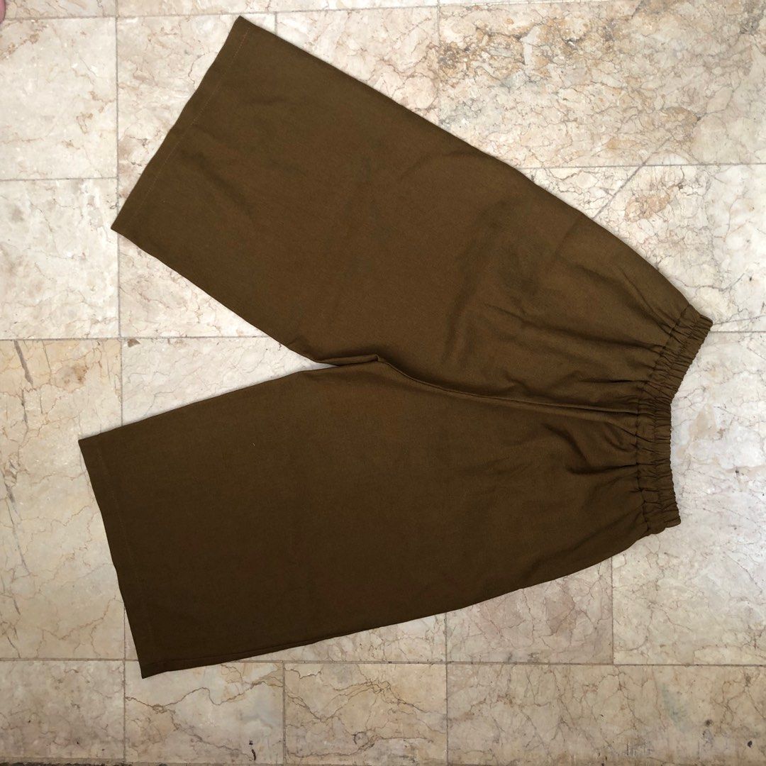 brown cropped cullotes (Category: Other Bottoms) located in Taguig. Submitted by unfeigned (Listing ID 1247855117, Image 3). Description: price is firm^^ size: 22-24 garterized back has minimal flaws (nisnis).