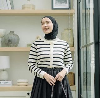 Cardigan rajut blouse stripes hitam putih valinda bangkok bkk dwihanda heaven lights vanilla hijab buttonscarves kienka