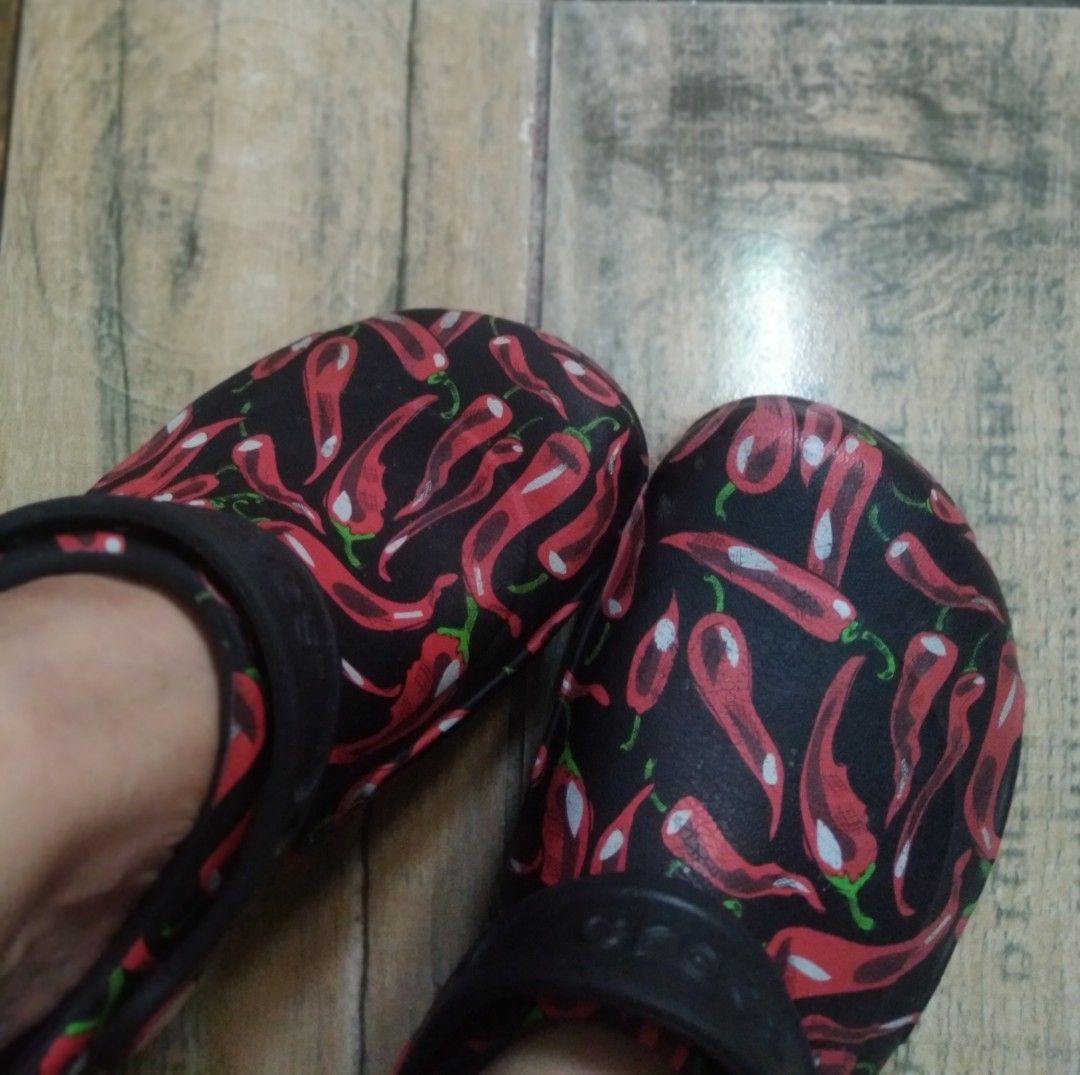 CROCS CHILI PEPPER CLOGS W8