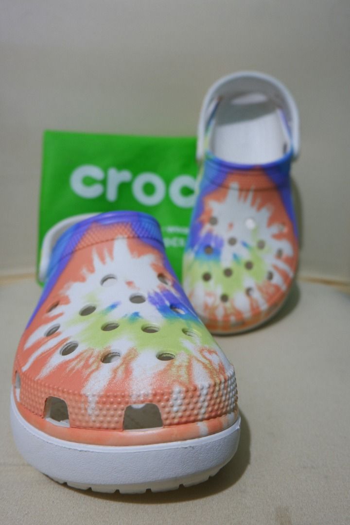 Crocs W8 Classic Platform Tie Dye Graphic Clog in Oxygen Multi