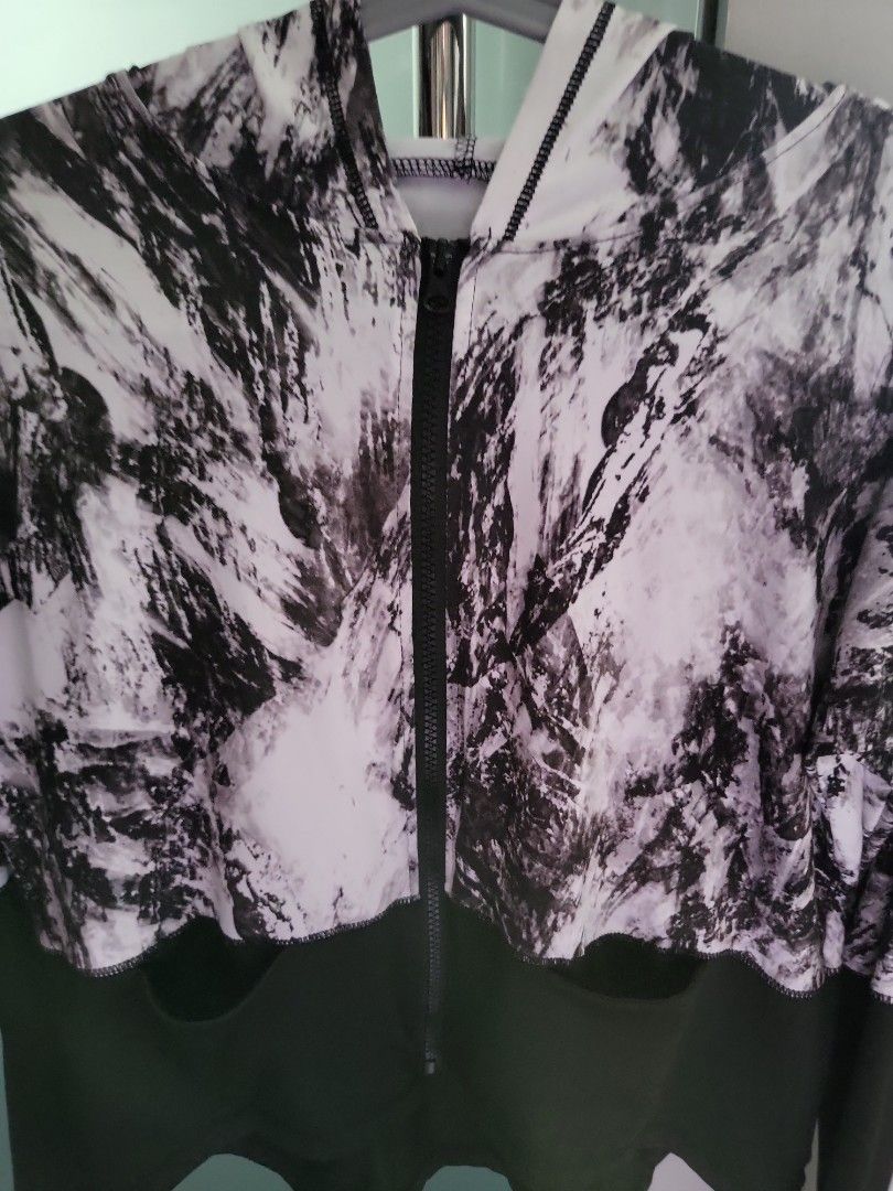 Exercise Jacket (Category: Coats, Jackets and Outerwear) located in Singapore. Submitted by jasz1515 (Listing ID 1247765480, Image 2). Description: .