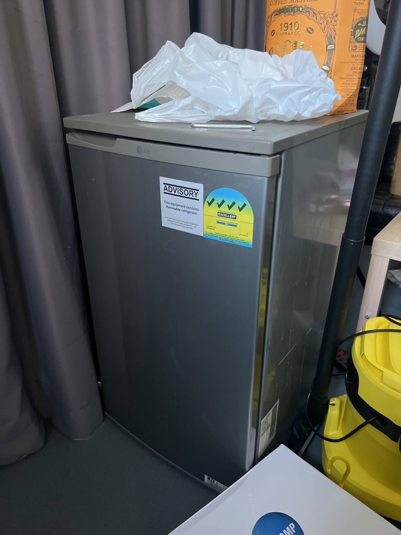 Free Mini Fridge (with issue), TV & Home Appliances, Kitchen Appliances