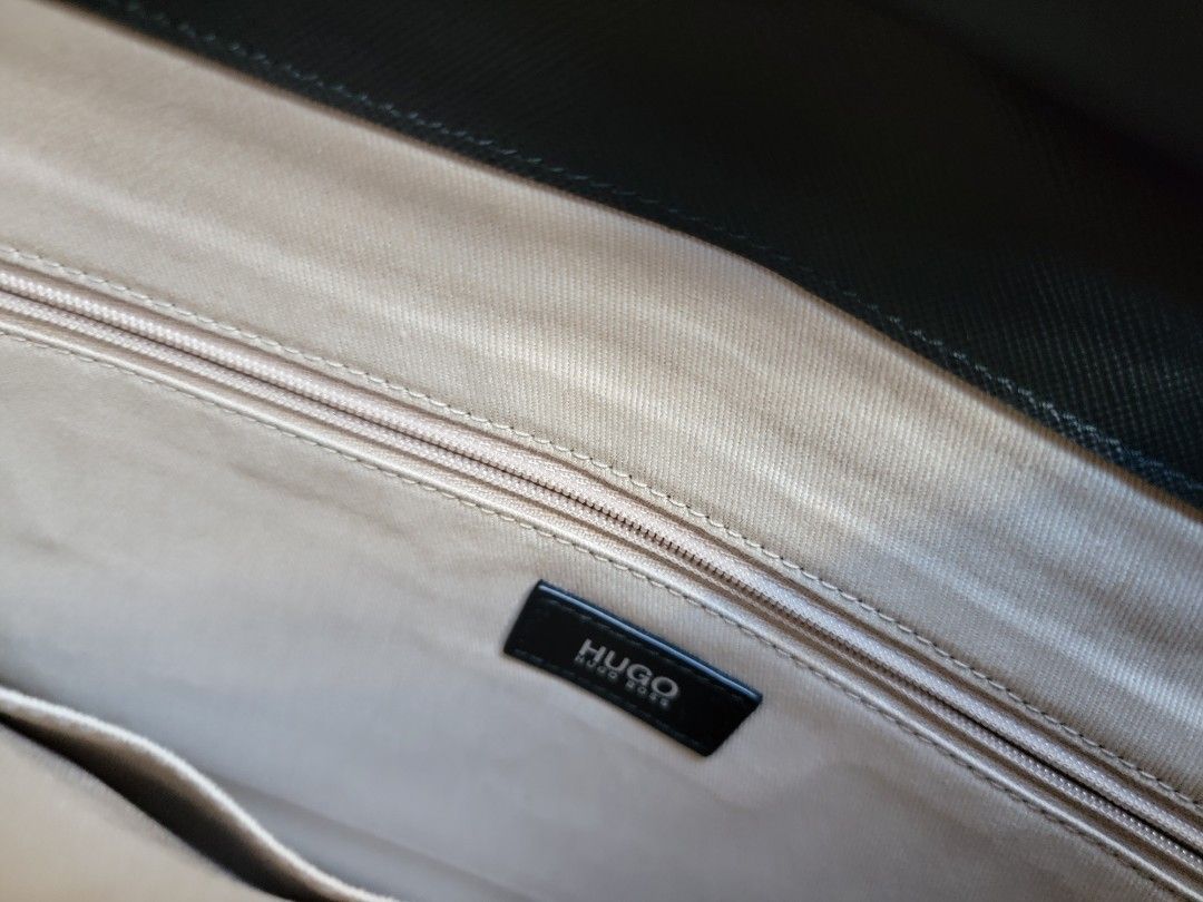 Hugo Boss clutch bag, 名牌, 手袋及銀包 Carousell