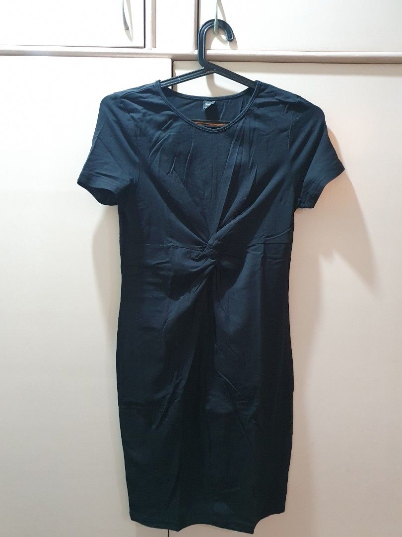 Maternity Dress (Black) (Category: Dresses) located in Muntinlupa City. Submitted by prelovedbysandy (Listing ID 1247873676, Image 2). Description: fits medium. stretchy material.
