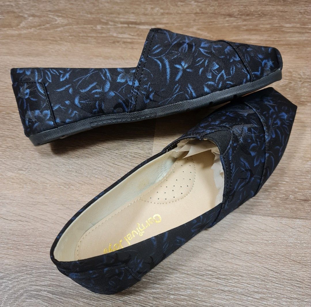 Navy Blue Embosed Flats, Women's Fashion, Footwear, Flats on Carousell