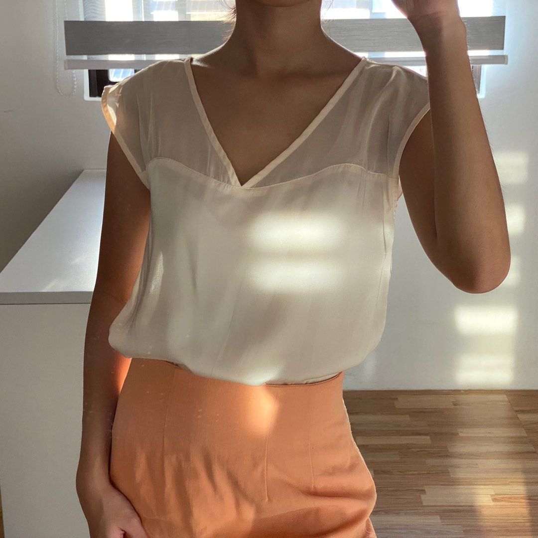NY Square Sheer Sleeveless Top (Category: Blouses) located in Rizal. Submitted by sann13 (Listing ID 1247838757, Image 1). Description: - For ₱180 only! - Size: S - High-quality! - Perfect for: Smart casual, formal attires, etc. - Issues: None - RFS: Decluttering; barely worn - MOP: GCash only - Shipping: Lalamove or J&T.