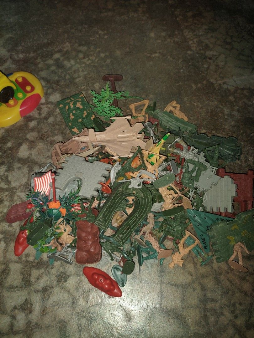 Old toy soldiers from year 1999 plus FREE rare Tesco toys as bonus
