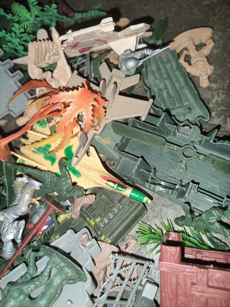 Old toy soldiers from year 1999 plus FREE rare Tesco toys as bonus