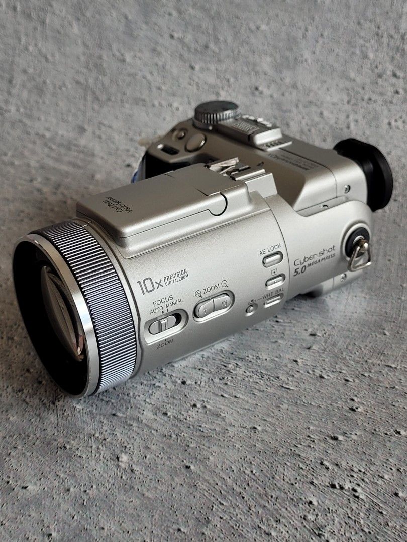 Rare SONY Legendary CyberShot DSCF717 Articulated [Super HAD CCD