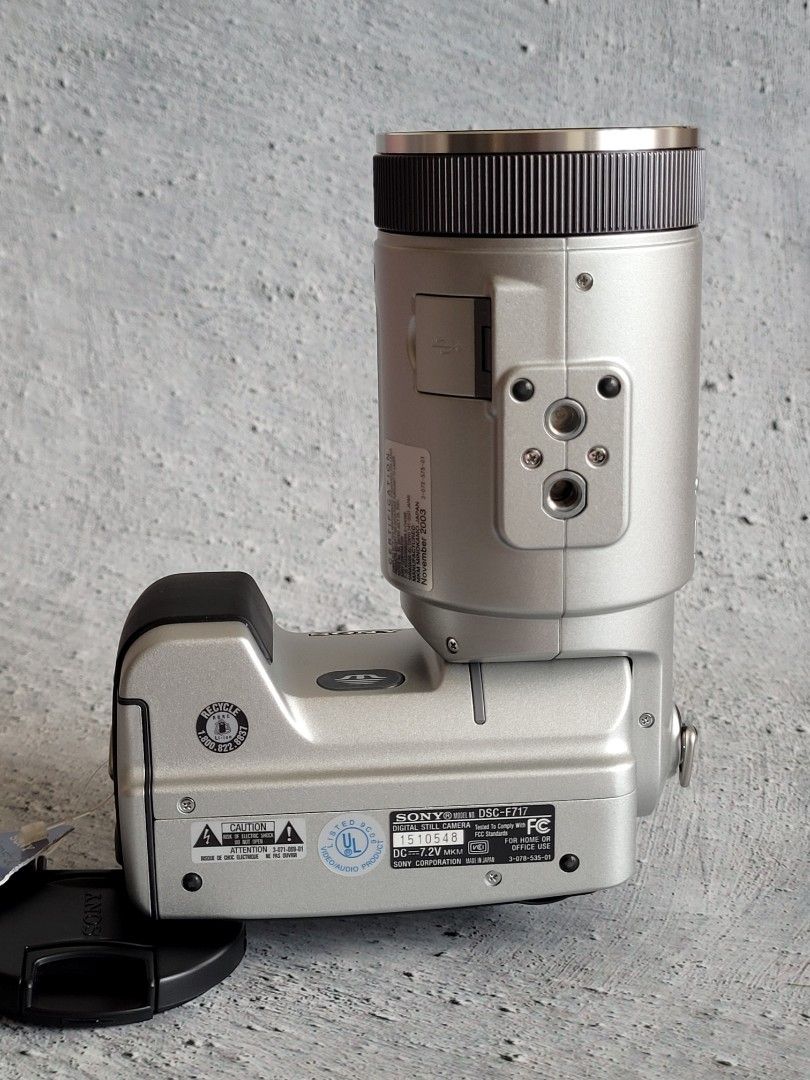 Rare SONY Legendary CyberShot DSCF717 Articulated [Super HAD CCD