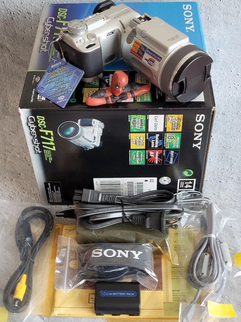 Rare SONY Legendary CyberShot DSCF717 Articulated [Super HAD CCD