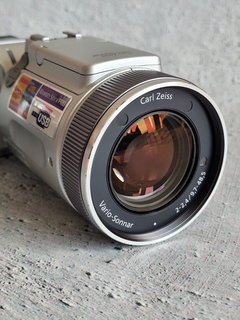 Rare SONY Legendary CyberShot DSCF717 Articulated [Super HAD CCD
