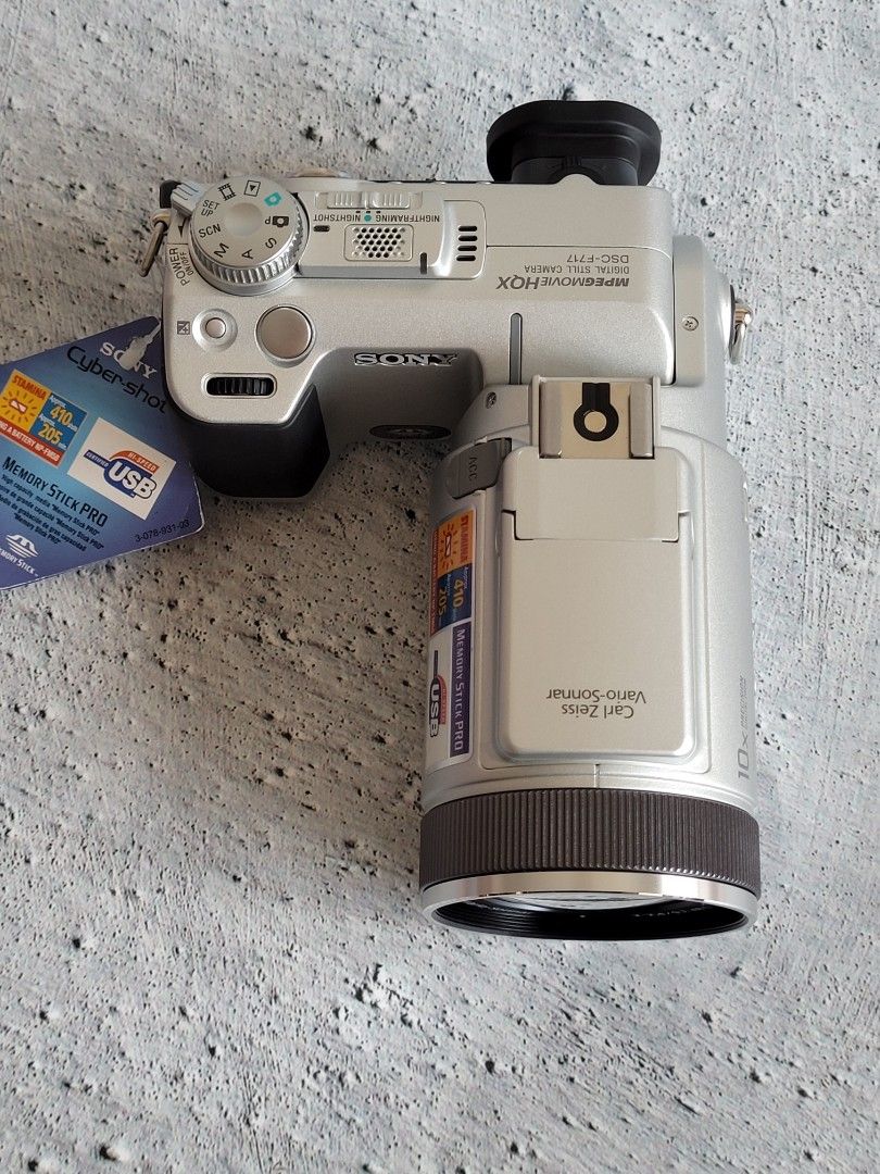 Rare SONY Legendary CyberShot DSCF717 Articulated [Super HAD CCD