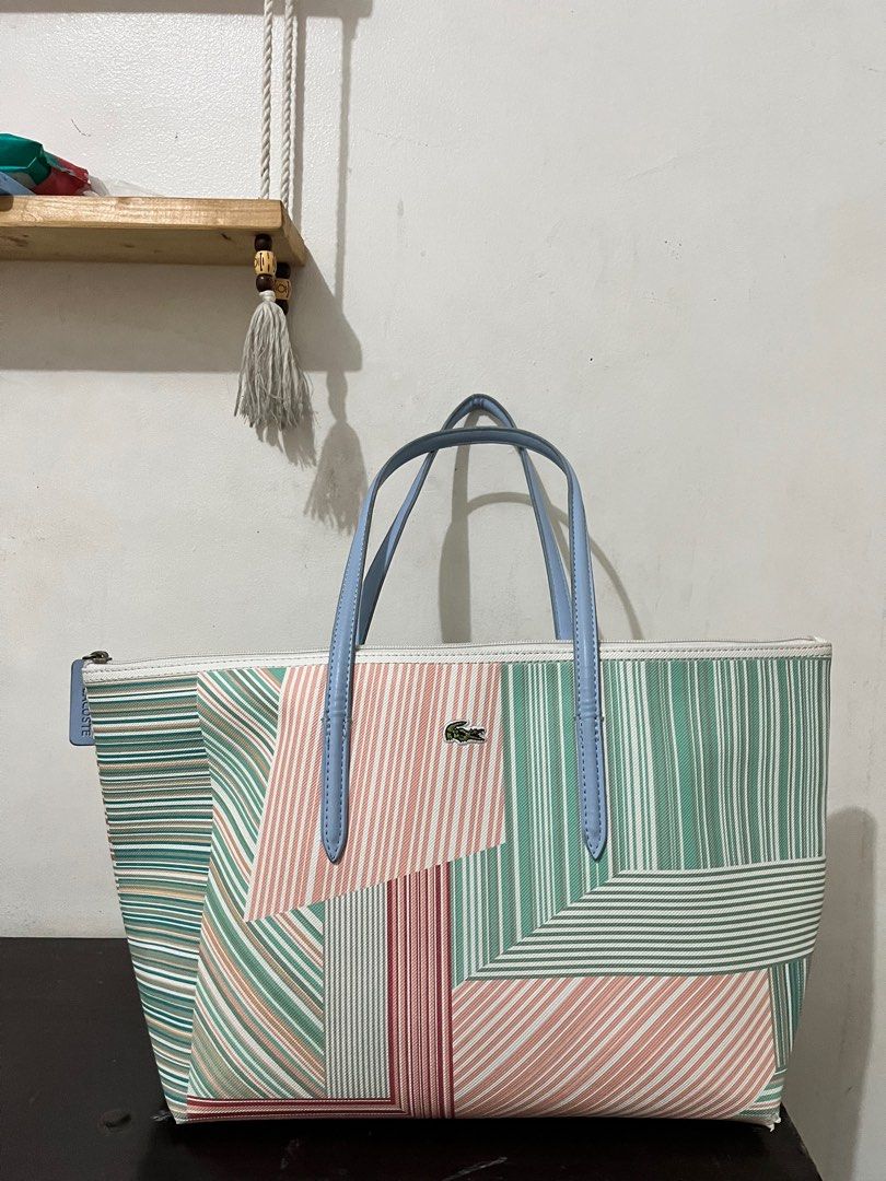 Tote Bag (Category: Tote Bags) located in Valenzuela. Submitted by ginapiess (Listing ID 1247890126, Image 3). Description: Bought online for 1k. I think it’s Class A. Not entirely sure. Well used so please manage your expectations. See 2nd pic for signs of worn out. MOP: GCASH/BPI/BDO.
