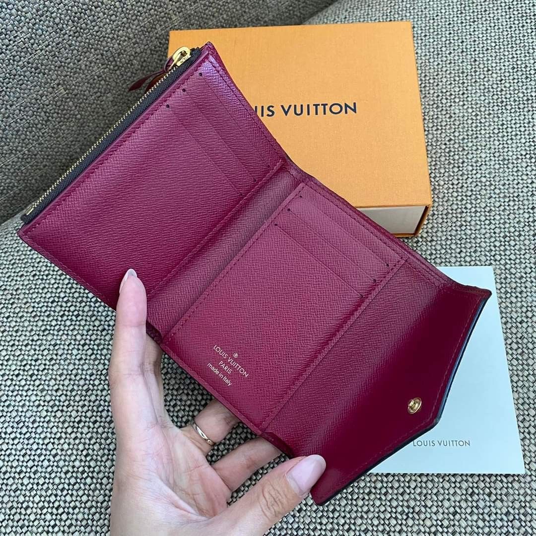 Wallet (Category: Luxury Bags & Wallets) located in Cabadbaran. Submitted by luxurysourcedbyjinx (Listing ID 1247858647, Image 2). Description: LV Victorine Fuchsia ✨ In excellent rank A condition😍 No peeling. No cracks. No sticky parts Bright monogram canvas. No interior stains With box inclusion. Steal deal💯 ₱ 26900 𝙰𝚕𝚕 𝚒𝚝𝚎𝚖𝚜 𝚙𝚘𝚜𝚝𝚎𝚍 𝚊𝚗𝚍 𝚜𝚘𝚕𝚍 𝚊𝚛𝚎 𝟷𝟶𝟶% 𝚊𝚞𝚝𝚑𝚎𝚗𝚝𝚒𝚌 𝚊𝚗𝚍 𝚖𝚘𝚗𝚎𝚢𝚋𝚊𝚌𝚔 𝚐𝚞𝚊𝚛𝚊𝚗𝚝𝚎𝚎𝚍.