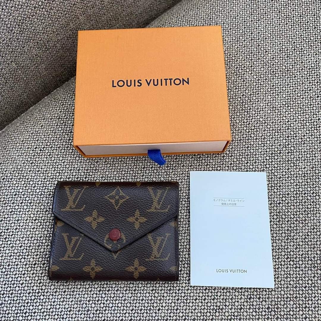 Wallet (Category: Luxury Bags & Wallets) located in Cabadbaran. Submitted by luxurysourcedbyjinx (Listing ID 1247858647, Image 1). Description: LV Victorine Fuchsia ✨ In excellent rank A condition😍 No peeling. No cracks. No sticky parts Bright monogram canvas. No interior stains With box inclusion. Steal deal💯 ₱ 26900 𝙰𝚕𝚕 𝚒𝚝𝚎𝚖𝚜 𝚙𝚘𝚜𝚝𝚎𝚍 𝚊𝚗𝚍 𝚜𝚘𝚕𝚍 𝚊𝚛𝚎 𝟷𝟶𝟶% 𝚊𝚞𝚝𝚑𝚎𝚗𝚝𝚒𝚌 𝚊𝚗𝚍 𝚖𝚘𝚗𝚎𝚢𝚋𝚊𝚌𝚔 𝚐𝚞𝚊𝚛𝚊𝚗𝚝𝚎𝚎𝚍.