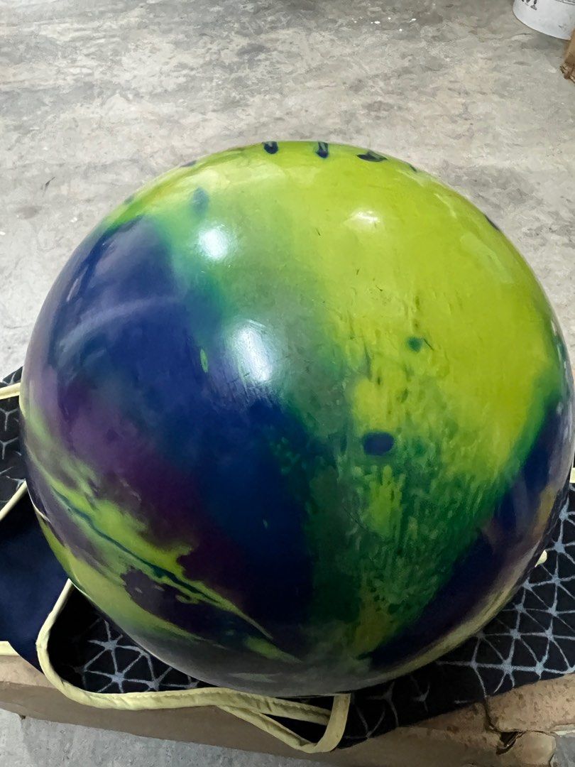 12lb reactive bowling ball with roller bag one ball, Sports Equipment