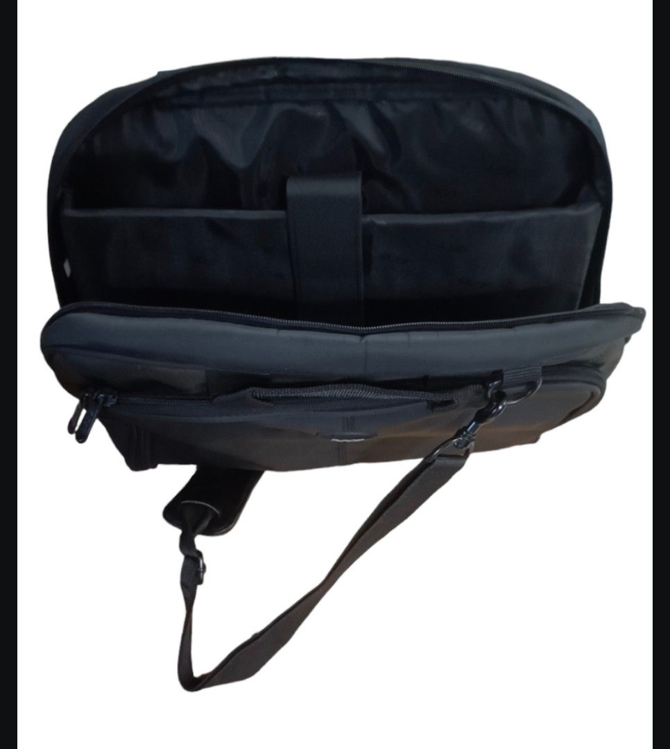 Acer Laptop Bag (Category: Laptop Bags & Sleeves) located in Makati City. Submitted by inxsstuff (Listing ID 1248004008, Image 3). Description: In good condition; never used. Two-tone - black and army green Ideal for 14-inch laptop. 2 sleeves internal sleeves and 2 external pockets. With strap for trolley handle attachment. Payment thru Gcash or BPI..