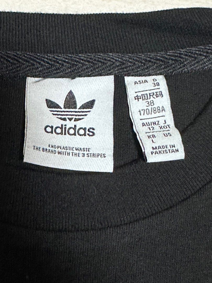 Adidas black logo crop top, 女裝, 上衣, T-shirt - Carousell