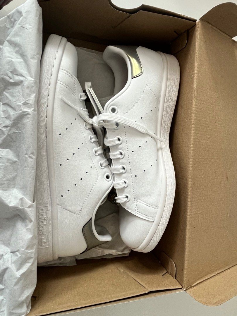 Sneaker hotsell adidas putih