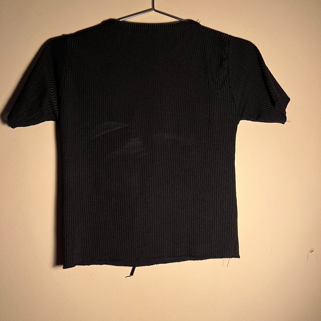 Black Crop Top (Category: Shirts) located in Subic. Submitted by ri.declutter24 (Listing ID 1247939462, Image 3). Description: W : 27" - 29" 🌻 Used but definitely not abused 💌 MOP : GCash & Maya only 📦 MOD : J&T 📍 Meet up : * Zambales Area * Near Mall of Asia or Aseana ( but date tba ) .