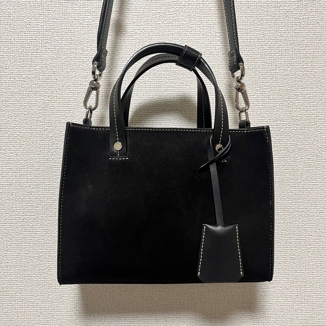 Structured satchel outlet
