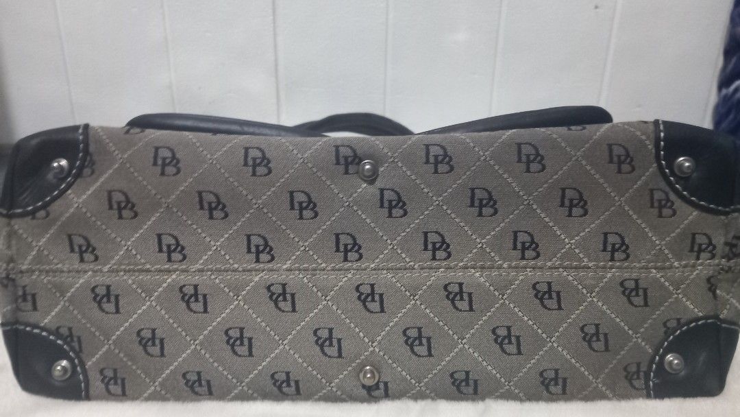 Dooney and Bourke Hand bag (Category: Luxury Bags & Wallets) located in Quezon City. Submitted by josa.18 (Listing ID 1248001328, Image 3). Description: Dooney and Bourke Hand bag With code riri zipper Sign of usage Price negotiable for sure buyer. #topitems.