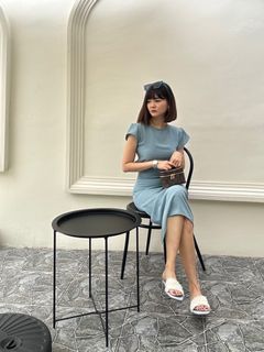 Dress di blkg terbuka dikit ada kancing di blkg bahan lembut