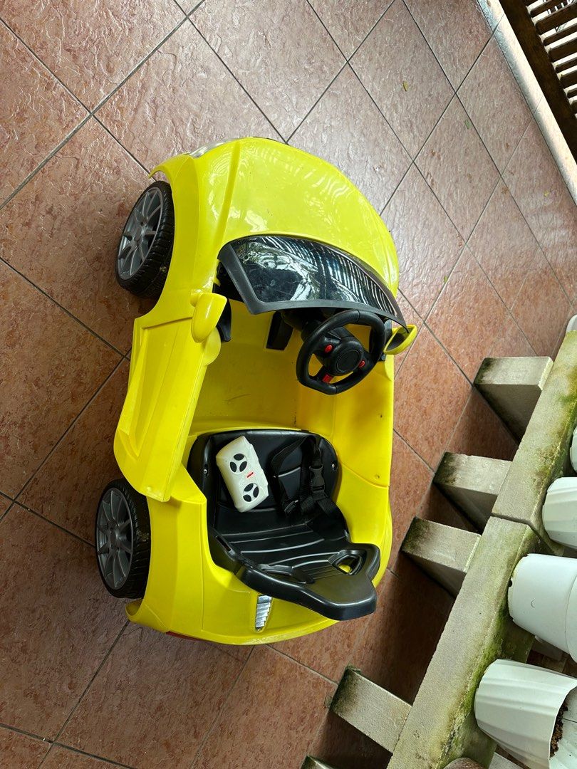 ELECTRIC CAR YELLOW, Hobbies & Toys, Toys & Games on Carousell