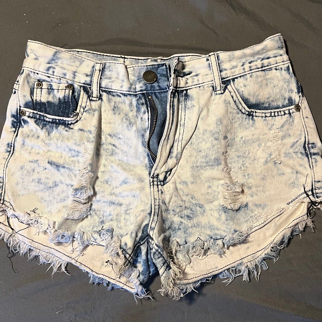 HW denim shorts (Category: Shorts) located in Subic. Submitted by ri.declutter24 (Listing ID 1247938560, Image 1). Description: W : 27" - 29" 🌻 Used but definitely not abused 💌 MOP : GCash & Maya only 📦 MOD : J&T 📍 Meet up : * Zambales Area * Near Mall of Asia or Aseana ( but date tba ) .