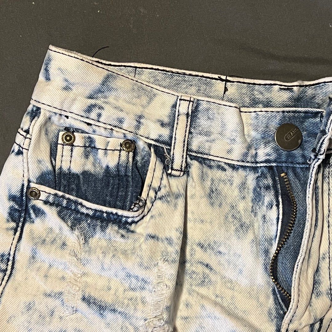 HW denim shorts (Category: Shorts) located in Subic. Submitted by ri.declutter24 (Listing ID 1247938560, Image 2). Description: W : 27" - 29" 🌻 Used but definitely not abused 💌 MOP : GCash & Maya only 📦 MOD : J&T 📍 Meet up : * Zambales Area * Near Mall of Asia or Aseana ( but date tba ) .