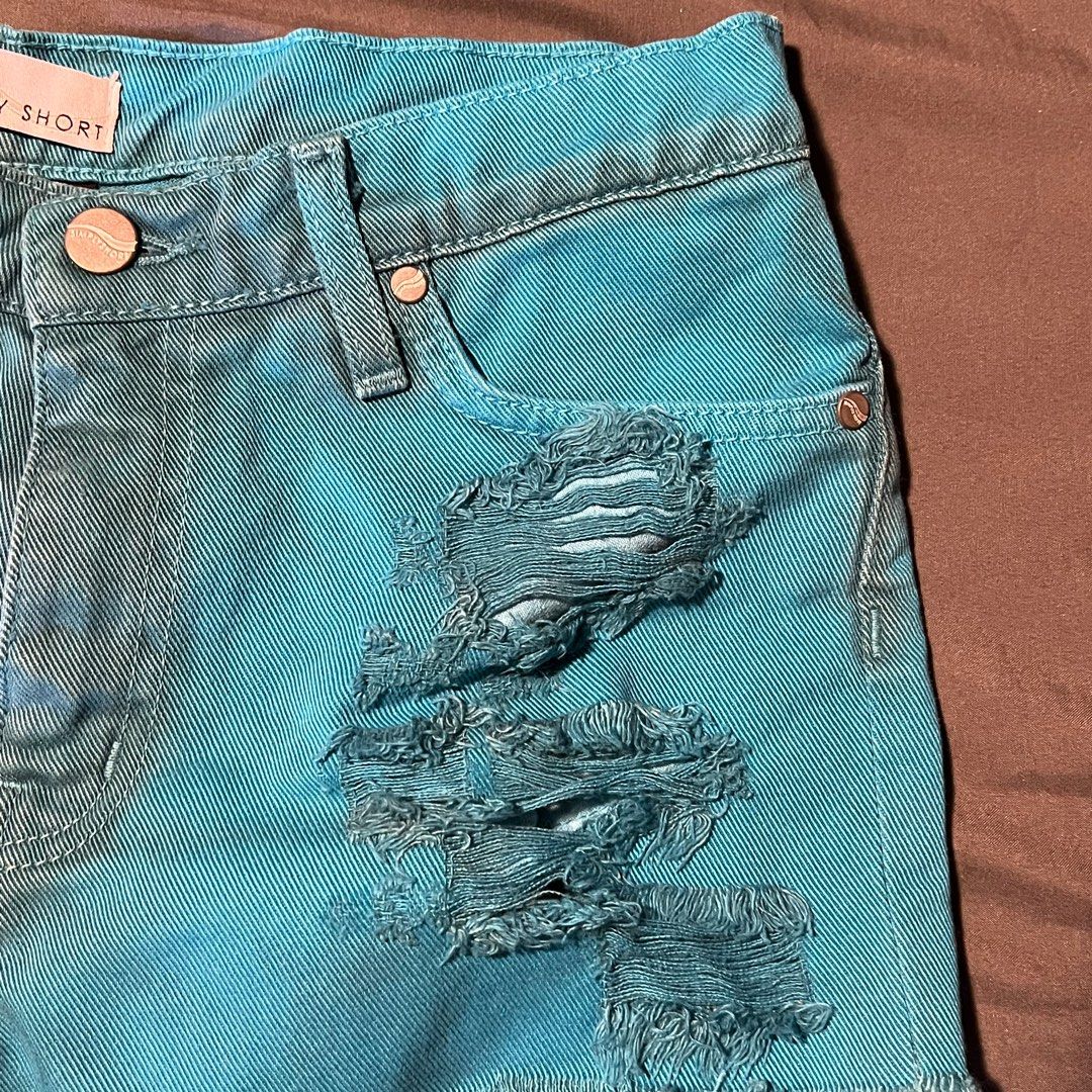 HW ripped shorts |green (Category: Shorts) located in Subic. Submitted by ri.declutter24 (Listing ID 1247938421, Image 3). Description: W : 27" - 29" 🌻 Used but definitely not abused 💌 MOP : GCash & Maya only 📦 MOD : J&T 📍 Meet up : * Zambales Area * Near Mall of Asia or Aseana ( but date tba ) .