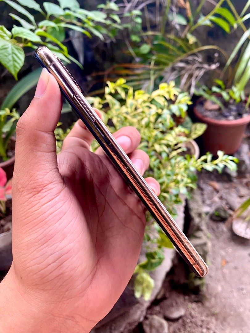 IPhone XS Max (Category: iPhone X Series) located in Dumaguete. Submitted by jamesweird (Listing ID 1248063198, Image 3). Description: IPhone XS Max Globelocked Face iD work 96% Battery Health Box and Phone *no truetone (minor issue).