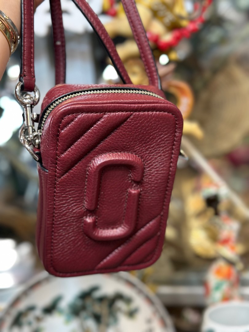 Marc Jacobs Hotshot, Luxury, Bags & Wallets on Carousell