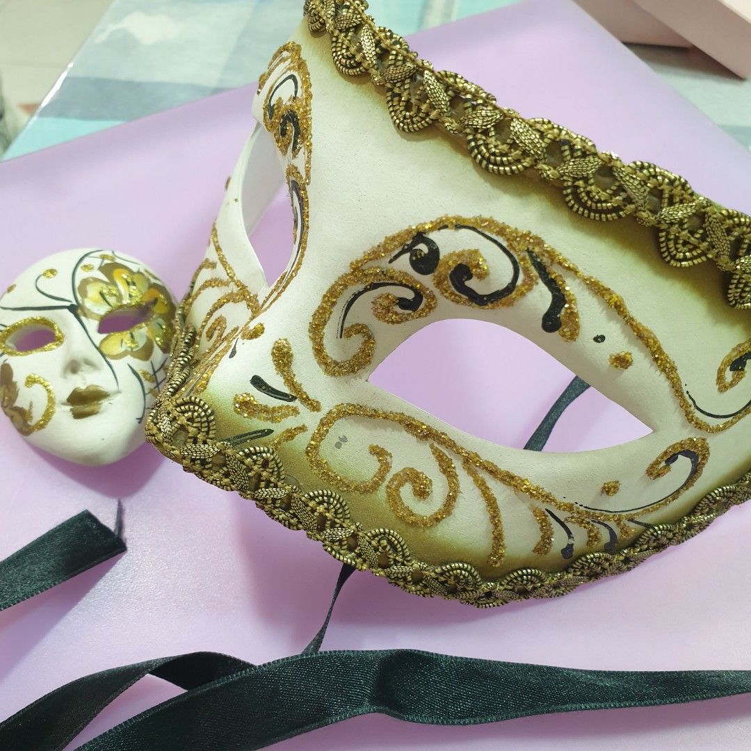 Mardi Gras Mask Jewlery Stand