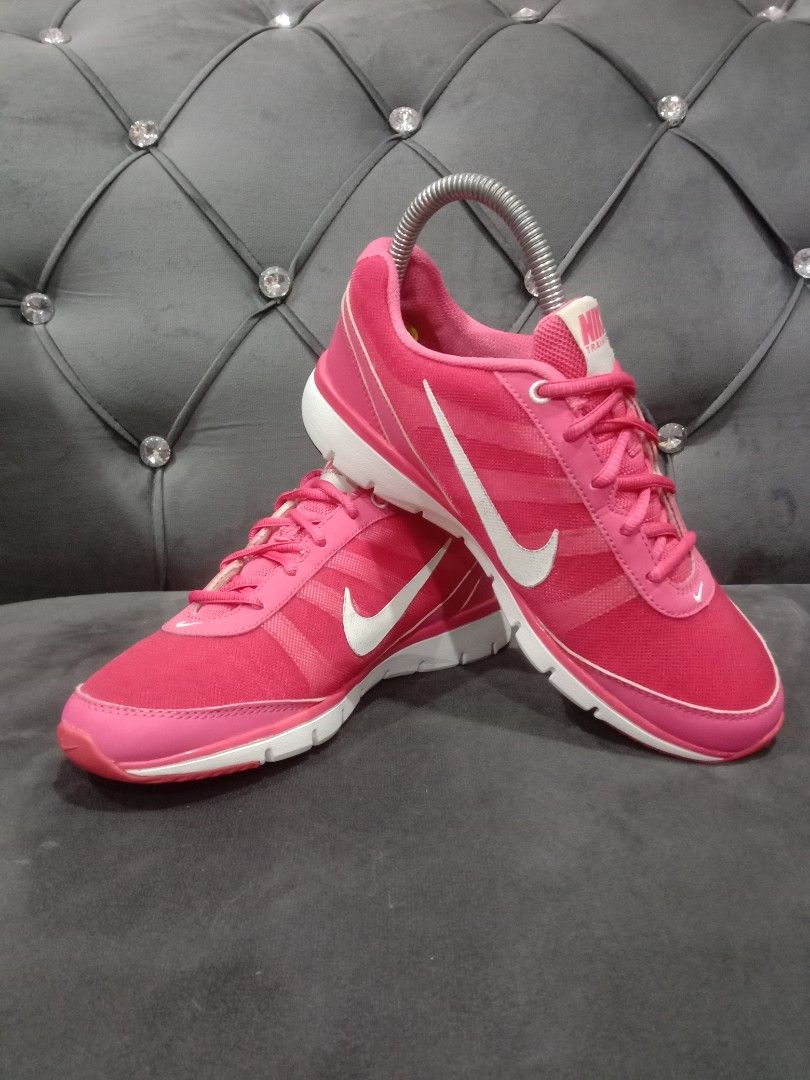 Total 9 sales nike shoes