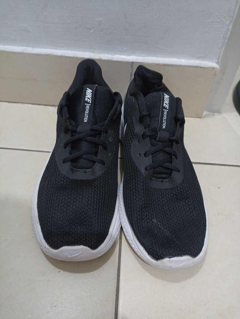 Nike Revolution original sz 43 second, Fesyen Pria, Sepatu