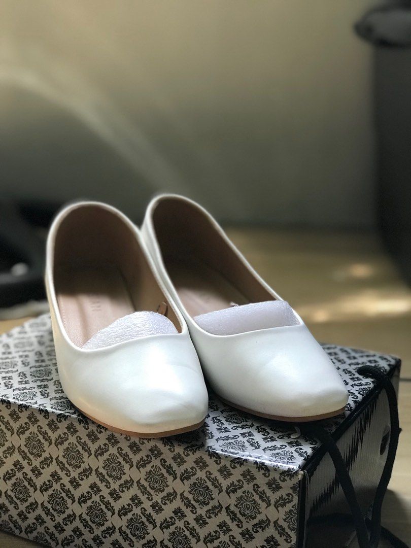 Parisian white closed block heels (Category: Heels) located in Quezon City. Submitted by decluttered_ (Listing ID 1247957638, Image 1). Description: Parisian shaivy shoes office shoes/nursing shoes.