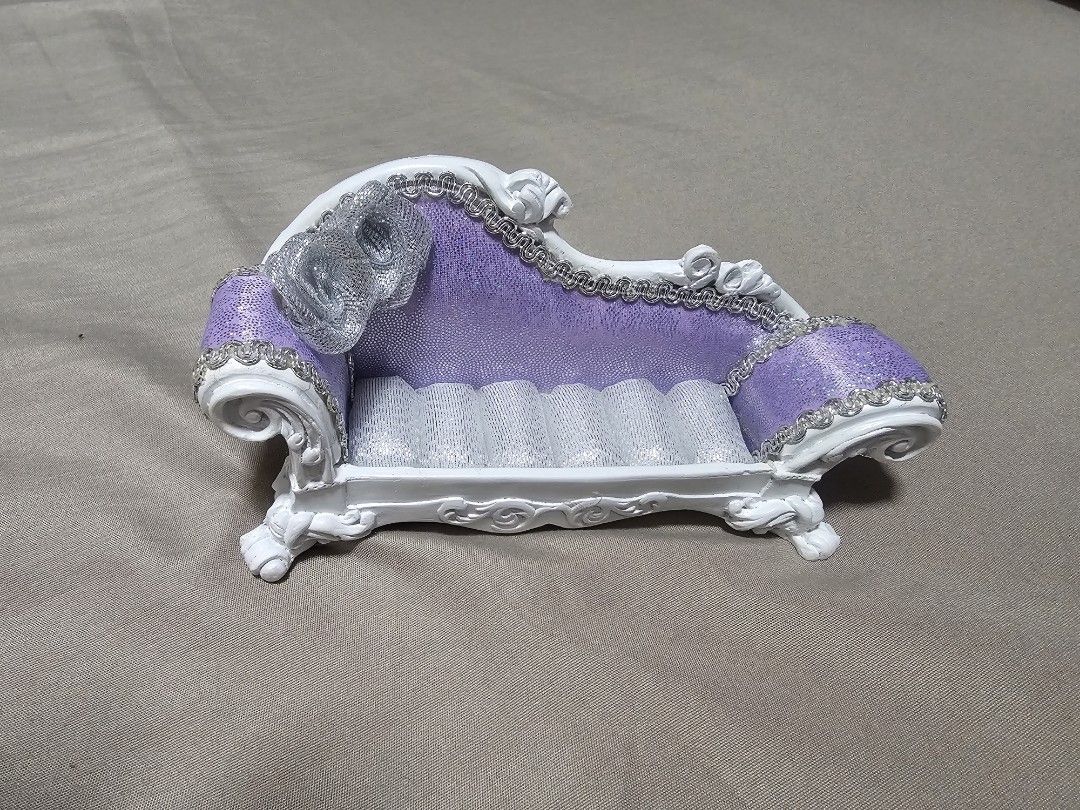 Ring holder (Category: Accessory holder, box & organizers) located in Singapore. Submitted by capricorn1816 (Listing ID 1247926072, Image 2). Description: .