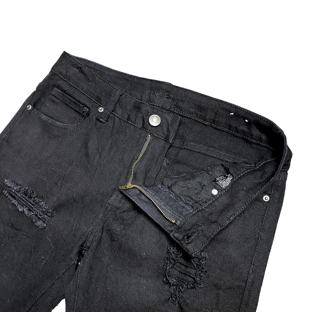 Black ripped jeans rue 21 top